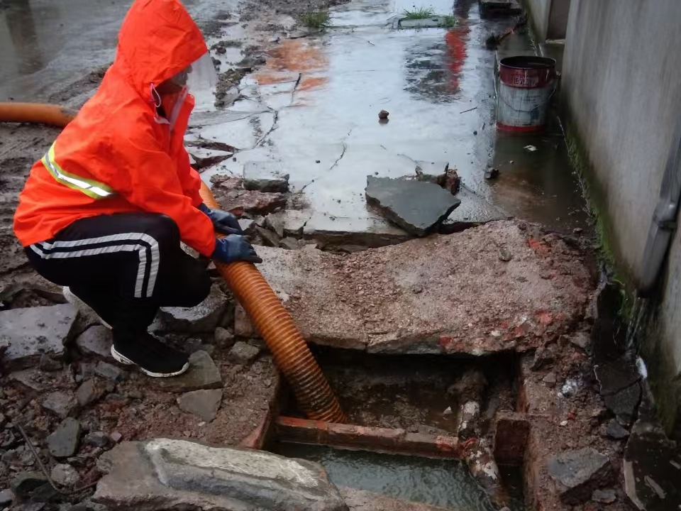 翁源专业清理污水池 炜誉市政以规范流程守护城市 “肠道”