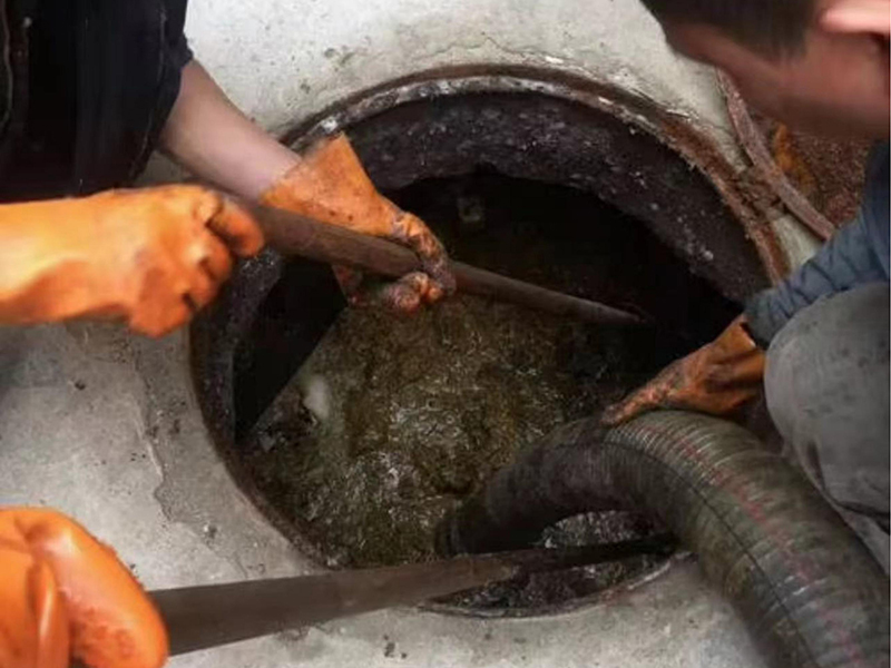 翁源清理化粪池时如何避免沼气的危害?